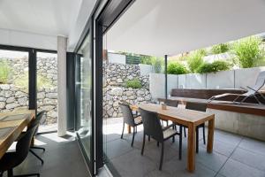 a dining room with a wooden table and chairs at Cosmopolitan in Überlingen