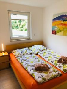 a bed in a room with a window at Ferienwohnung Uferresidenz in Überlingen