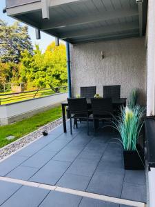 un patio con mesa y sillas bajo toldo en Ferienwohnung Uferresidenz, en Überlingen