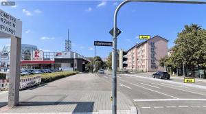 un panneau de rue sur un poteau dans une rue de la ville dans l'établissement Free Parking - 2 Schlafzimmer Apart mit 3 Betten, à Pforzheim