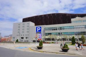 a parking lot in front of a large building at Bilbao ciudad del mundo, piso 90 m2, Parking gratis, arte teletrabajo y ocio, in Bilbao