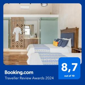 Milagro Hotel في بوبلا: غرفه فندقيه بسرير وحمام