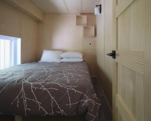 Llit o llits en una habitació de Cabin Zoobox 73