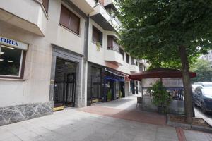 an empty street in front of a building at Bilbao ciudad del mundo, piso 90 m2, Parking gratis, arte teletrabajo y ocio, in Bilbao