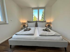 Ένα ή περισσότερα κρεβάτια σε δωμάτιο στο Neues Seeapartment
