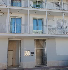 un edificio de apartamentos con 2 balcones y una puerta en Da Enza - Appartamento al mare, en Grottammare