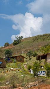 una casa al lado de una colina en Glamping Isaju , Santa Helena , Valle del Cauca, en El Cerrito