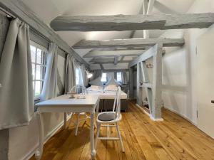 a room with a white table and chairs at Bodensee-Glück in Überlingen +1 photo