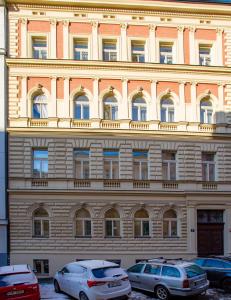 um grande edifício com carros estacionados em frente em BIBLION em Praga