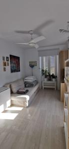 Sala de estar blanca con sofá y mesa en Casa Eguino- Pet Friendly, en San Sebastián