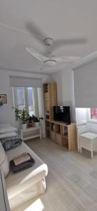 sala de estar blanca con cama y TV en Casa Eguino- Pet Friendly, en San Sebastián