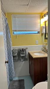 een badkamer met een wastafel en een spiegel bij Avalon Resort of Deerfield Beach in Deerfield Beach