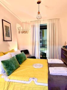リスボンにあるApartamento no bairro alto 2のベッドルーム(大きな黄色のベッド、緑の枕付)