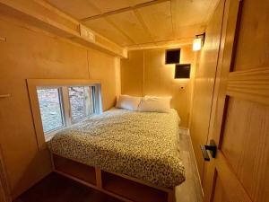 Ένα ή περισσότερα κρεβάτια σε δωμάτιο στο Cabin Zoobox 77