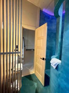Habitación azul con cama y ducha en Cabin Zoobox 77, en Eastman