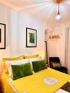 リスボンにあるApartamento no bairro alto 2のベッドルーム(黄色のベッド1台、椅子付)