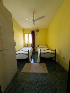 um quarto com duas camas e uma janela em Berchida 1 em La Caletta