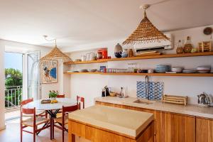 una cucina con tavolo e sala da pranzo di Villa Cisterna Capri, private beach front property with pool a Capri