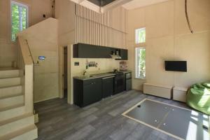 Кухня или мини-кухня в Cabin Zoobox 75
 +15 фотографий