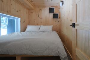 Posto letto in camera in legno con finestra. di Cabin Zoobox 78 a Eastman