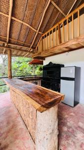 uma cozinha com um balcão de madeira e um frigorífico em Cabaña la roca de minca sierra nevada em Santa Marta