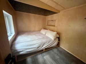Ένα ή περισσότερα κρεβάτια σε δωμάτιο στο Cabin Zoobox 76
