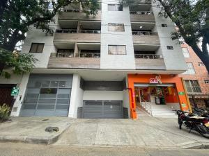 um prédio de apartamentos com uma porta laranja em frente em Edificio Helena em Medellín