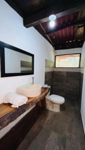 y baño con lavabo y aseo. en Cabaña la roca de minca sierra nevada, en Santa Marta