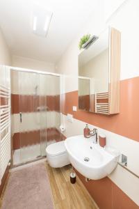 A bathroom at Isa Sweet Home Még 11 kép