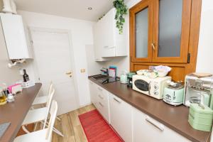 A kitchen or kitchenette at Isa Sweet Home