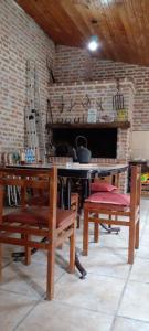 Habitación con mesa, bancos y chimenea. en Departamento con quincho h/5 huéspedes en La Paz