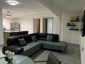 ein Wohnzimmer mit einem Sofa und einem Tisch in der Unterkunft Departamento 2 habitaciones in Chitré