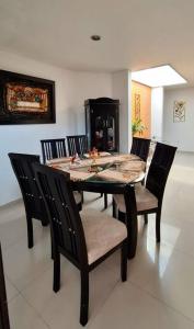 una mesa de comedor y sillas en una habitación en VP Casa Condominio con Aire Acon, en Neiva