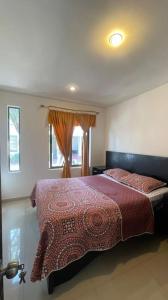Schlafzimmer mit einem Bett und einem Fenster in der Unterkunft VP Casa Condominio con Aire Acon in Neiva