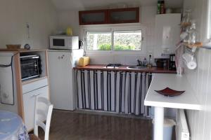 アゴン・クタンヴィルにあるMaison d'une chambre a Agon Coutainville a 800 m de la plage avec terrasse et wifiの小さなキッチン(冷蔵庫、シンク付)