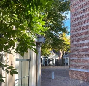 una casa de aves al lado de un edificio en Klein Loenen, en Loenen aan de Vecht