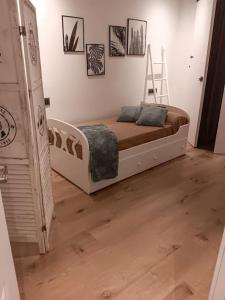 a bedroom with a bed and a wooden floor at Bermudo III VUT-LE-784 in León