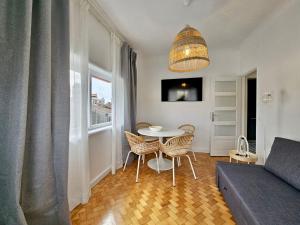 a bedroom with a table and a bed and a window at LM art apartments in Porto
