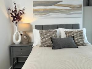 Un dormitorio con una cama y un jarrón en una mesita de noche en Modern One-Bedroom Apartment en Swindon