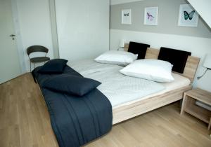 バースにあるDarßblick, Penthouse-Wohnung für 4 Personen mit Meerblick in Barthの枕が置かれたベッドのある寝室