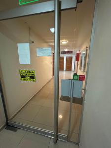 Una puerta en un edificio con un cartel. en Departamento en Alta Córdoba con patio en Córdoba