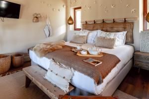 Un dormitorio con una cama grande y una bandeja. en Casa Tosca en Fátima