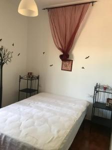 sypialnia z łóżkiem z zasłoną i ptakami na ścianie w obiekcie Rocio w Sewilli