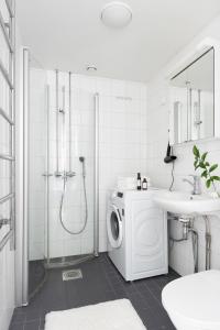 Ένα μπάνιο στο Family home in Kallio beside metro w/ free parking
