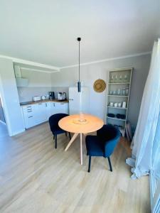 Η κουζίνα ή μικρή κουζίνα στο Ferienwohnung Watten im idyllischen Pruchten +3 φωτογραφίες
