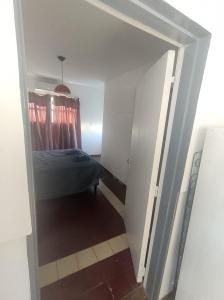 Habitación con cama y puerta con ventana en “Viví Mendoza” en Mendoza