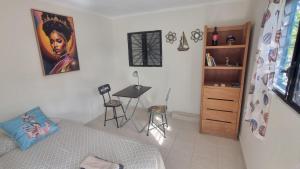 1 dormitorio con 1 cama y escritorio en una habitación en On The Beach - Seaside Sunset Haven en Cancún