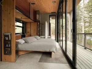 ein Schlafzimmer mit einem großen Bett in einem Haus in der Unterkunft Cabin Zoobox 82 in Eastman