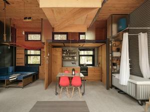 een kamer met een tafel en twee rode stoelen bij Cabin Zoobox 82 in Eastman