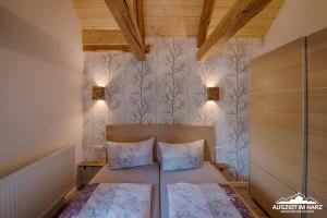 een kleine slaapkamer met een bed met 2 kussens bij Auszeit im Harz - Haus 2 Wohnung 5 in Schierke